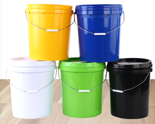 20 litrelik plastik kovalar.