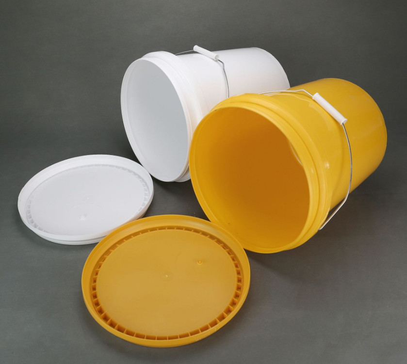 Endüstriyel kullanım için kapağı ve kolu olan özel renkli 5 galon plastik kovalar
