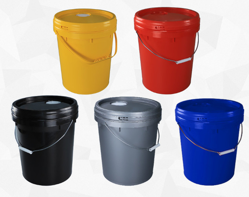Su depolama çözümleri için kapaklı ve 20 litrelik kapasiteli 5 galon plastik kovalar