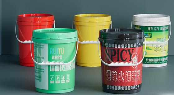 UV dirençli depolama çözümü için beş galon plastik kovayla birlikte.