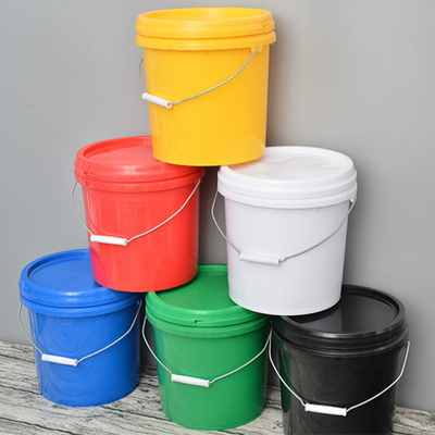 Konforlu depolama için sapı ve kapağı olan dayanıklı plastik kovalar