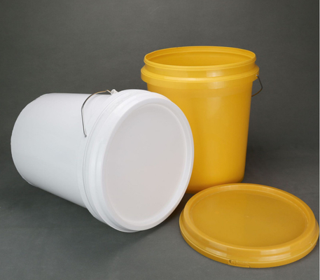 Kapak üzerine sıçrayın Yüklenebilir Beyaz 5 galonluk plastik kovalar çok yönlü depolama için kaslı