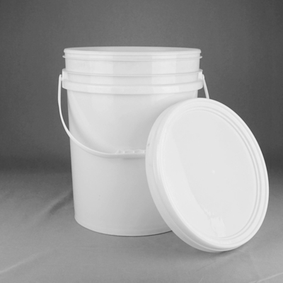 Konforlu depolama için sapı ve kapağı olan dayanıklı plastik kovalar