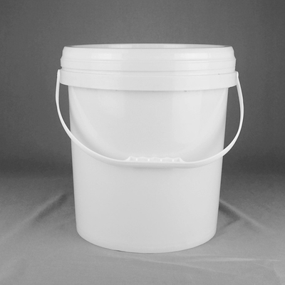 20 litrelik plastik kovalar.