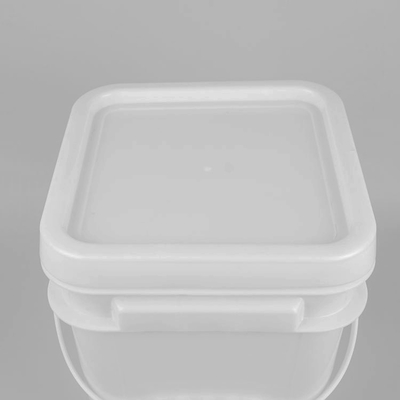 1.2 Kg kare plastik kova, el ile birlikte darbeye dayanıklı.