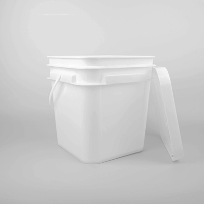 1.2 Kg kare plastik kova, el ile birlikte darbeye dayanıklı.